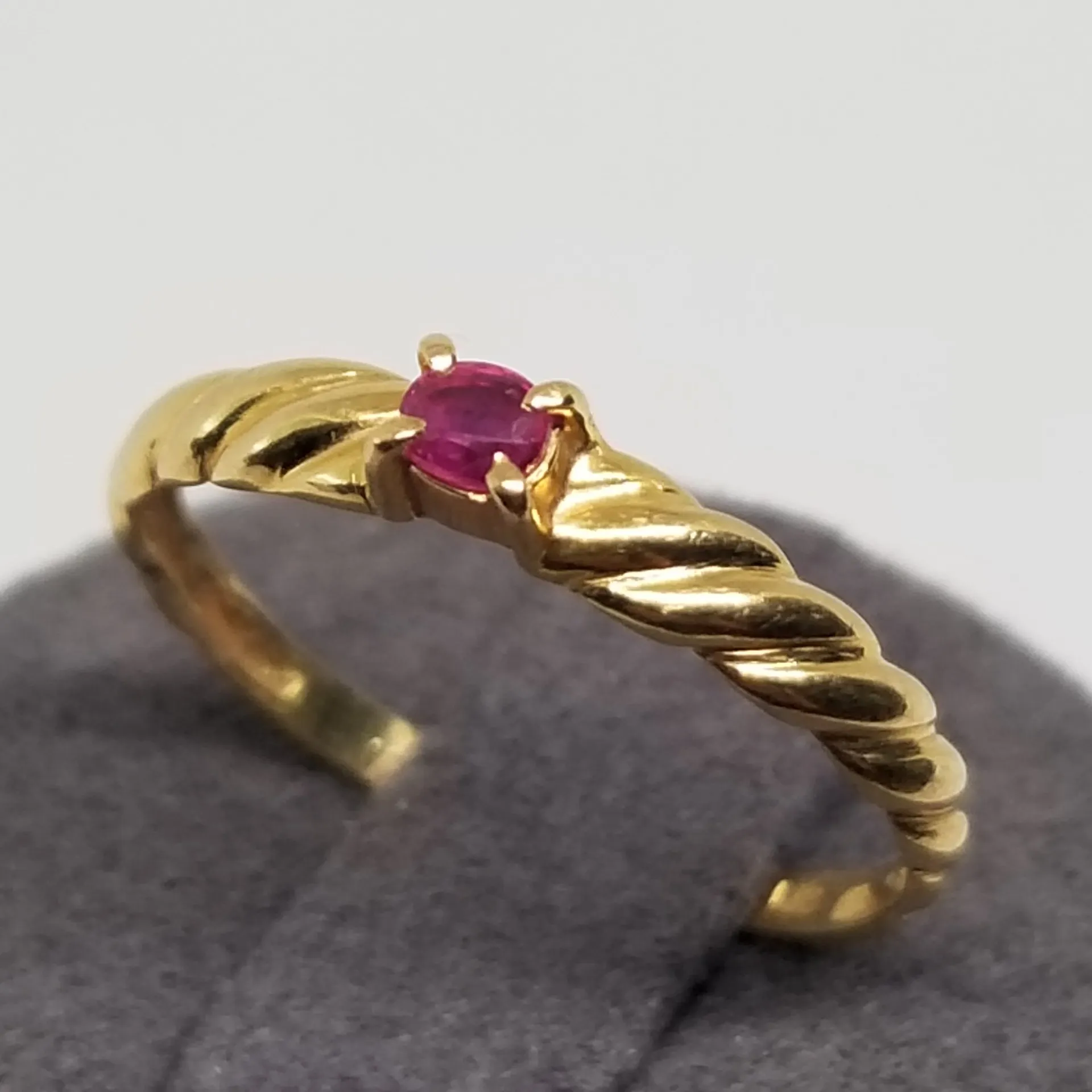 こんにちは!花巻の出張買取専門店プラチナバリュー岩手です。  今回北上市のお客様より、18金のルビーの指輪を出張買取させていただきました。